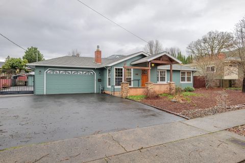 Tiny photo for 300 NE Mead Street, Grants Pass, OR 97526 (MLS # 220212531)