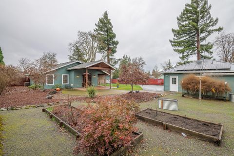 Tiny photo for 300 NE Mead Street, Grants Pass, OR 97526 (MLS # 220212531)