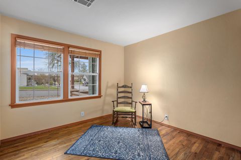 Tiny photo for 300 NE Mead Street, Grants Pass, OR 97526 (MLS # 220212531)