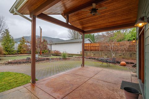 Tiny photo for 300 NE Mead Street, Grants Pass, OR 97526 (MLS # 220212531)