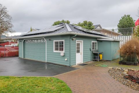 Tiny photo for 300 NE Mead Street, Grants Pass, OR 97526 (MLS # 220212531)