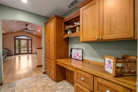 Tiny photo for 300 NE Mead Street, Grants Pass, OR 97526 (MLS # 220212531)