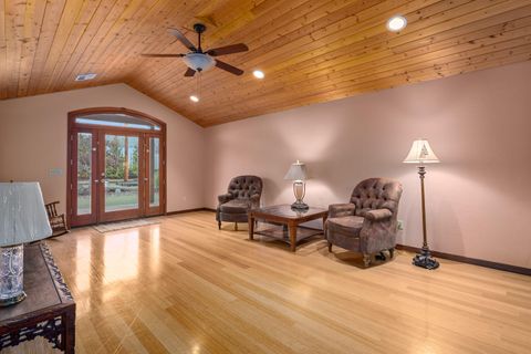 Tiny photo for 300 NE Mead Street, Grants Pass, OR 97526 (MLS # 220212531)