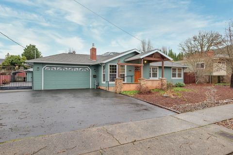 Tiny photo for 300 NE Mead Street, Grants Pass, OR 97526 (MLS # 220212531)
