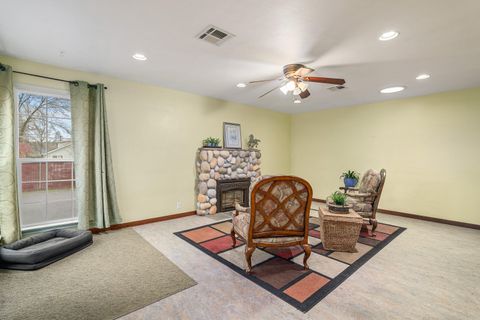 Tiny photo for 300 NE Mead Street, Grants Pass, OR 97526 (MLS # 220212531)