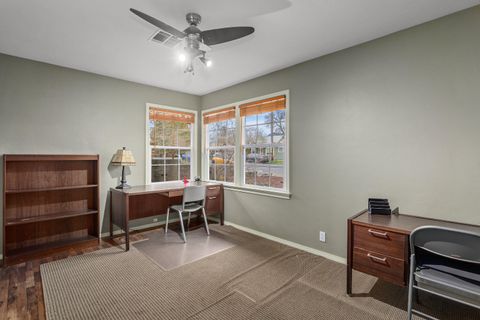 Tiny photo for 300 NE Mead Street, Grants Pass, OR 97526 (MLS # 220212531)