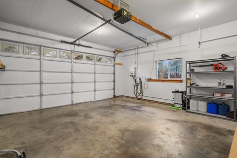 Tiny photo for 300 NE Mead Street, Grants Pass, OR 97526 (MLS # 220212531)