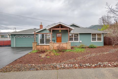 Tiny photo for 300 NE Mead Street, Grants Pass, OR 97526 (MLS # 220212531)
