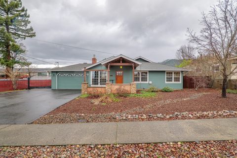 Tiny photo for 300 NE Mead Street, Grants Pass, OR 97526 (MLS # 220212531)