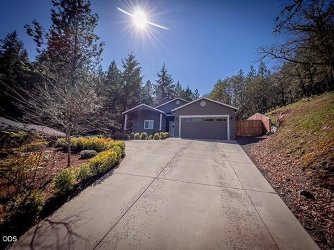 Tiny photo for 250 Oak Knoll, Jacksonville, OR 97530 (MLS # 220223536)