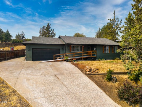 Photo of 709 SW Lorraine Drive, Madras, OR 97741 (MLS # 220226746)