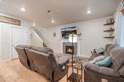 Tiny photo for 16672 Pine Creek Drive, La Pine, OR 97739 (MLS # 220210697)