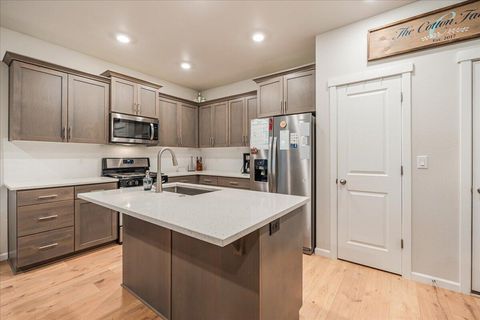 Tiny photo for 16672 Pine Creek Drive, La Pine, OR 97739 (MLS # 220210697)