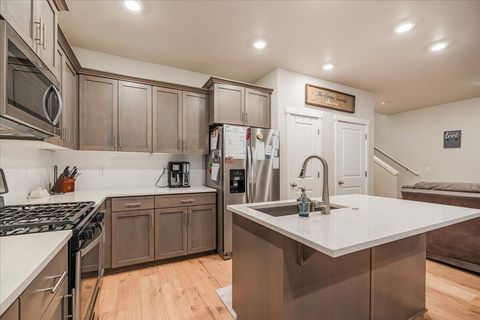 Tiny photo for 16672 Pine Creek Drive, La Pine, OR 97739 (MLS # 220210697)