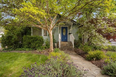 Photo of 847 NW 5th Street, Grants Pass, OR 97526 (MLS # 220220254)