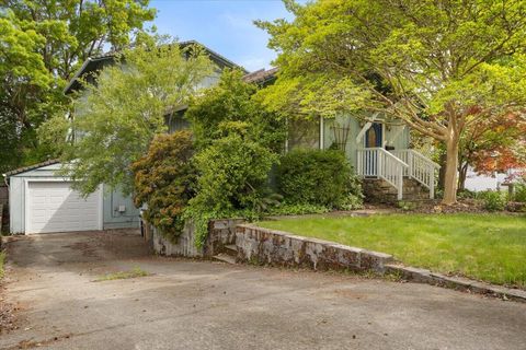 Tiny photo for 847 NW 5th Street, Grants Pass, OR 97526 (MLS # 220220254)