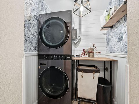 Tiny photo for 1335 Shadow Lane, Klamath Falls, OR 97601 (MLS # 220213895)