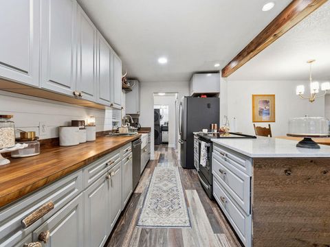 Tiny photo for 1335 Shadow Lane, Klamath Falls, OR 97601 (MLS # 220213895)