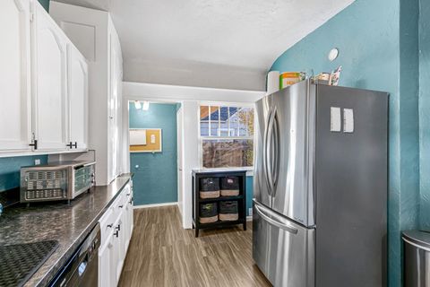 Tiny photo for 408 N Ivy Street, Medford, OR 97501 (MLS # 220213273)