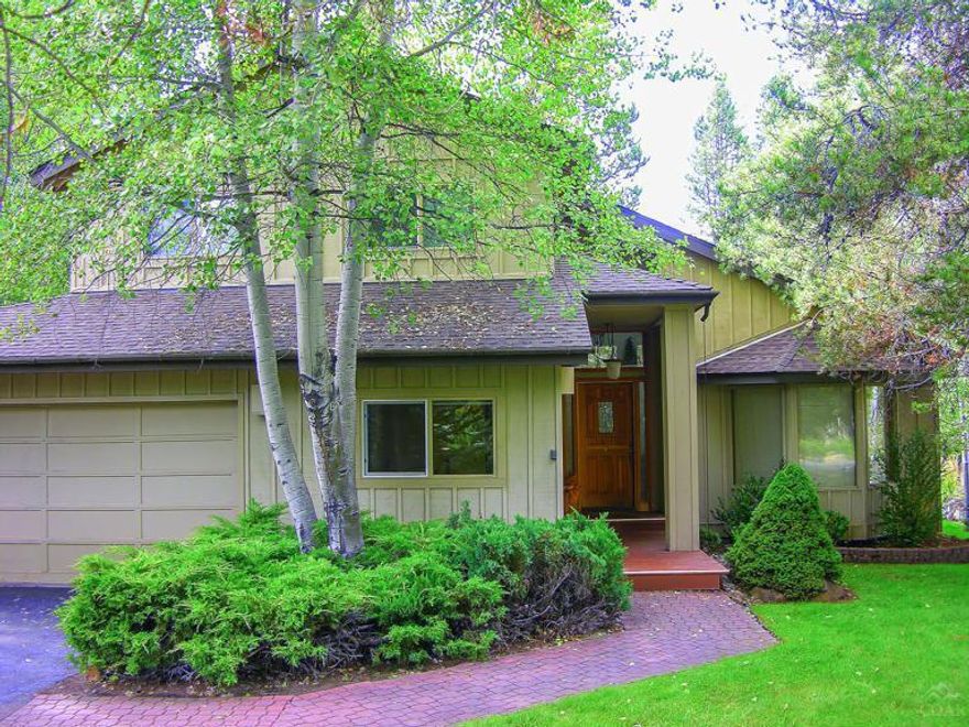 Super 3000sf, 5Bd/4Ba Resort Vacation Home in Sunriver! Excellent north end turn-key furnished home features: tiled entry, vaulted living room w/bay window, large dining area, tiled kitchen w/breakfast nook & bar, separate family room w/wet bar/kitchenette, tiled sauna/steam-room, spacious master w/private balcony, bath & sitting/office area, bonus game room, extensive back deck area w/covered hot tub, laundry/mud room, att 2+ car garage, mature pine trees & aspens, close to SR market & North Woodlands GC!