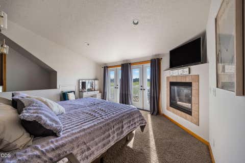 Tiny photo for 24605 Dodds Road, Bend, OR 97701 (MLS # 220223883)