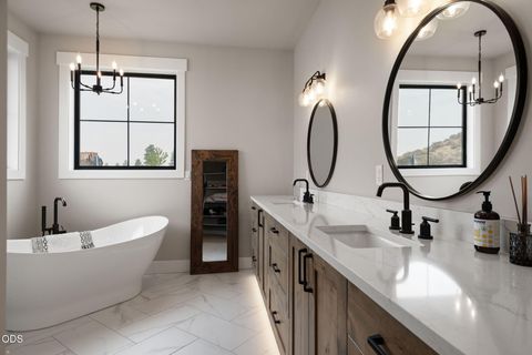 Tiny photo for 70041 Annies Drive, Sisters, OR 97759 (MLS # 220225665)