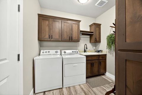 Tiny photo for 3691 Camina Drive, Medford, OR 97504 (MLS # 220212792)