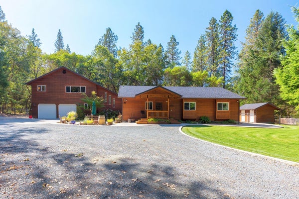 737 PINECREST DR, GRANTS PASS, OR 97526 - Image eed4dd63e4e0343957ee7e3850a85440/4085452137