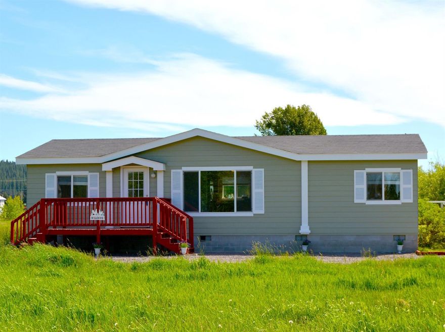 Beautiful 2006 Manufactured Home. New carpet and paint throughout. This listing is vacant and has an open floor plan. Sitting on 3 and 1/2 lots in a quiet neighborhood. Located right by the Williamson River.