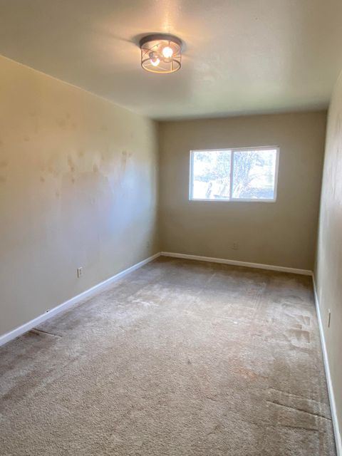 Tiny photo for 1527 Wilford Avenue, Klamath Falls, OR 97601 (MLS # 220215428)