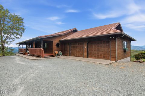Photo of 700 Cienaga Lane, Grants Pass, OR 97526 (MLS # 220224038)