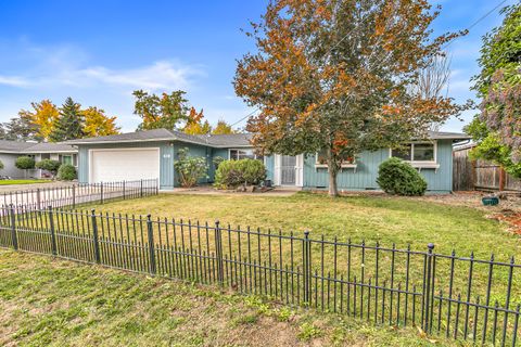 Tiny photo for 832 La Loma Drive, Medford, OR 97504 (MLS # 220211820)