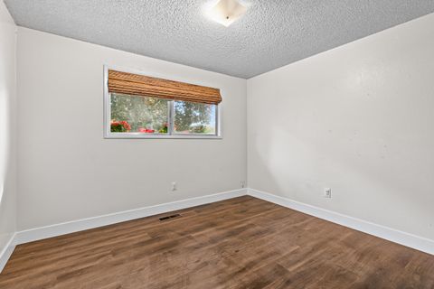 Tiny photo for 832 La Loma Drive, Medford, OR 97504 (MLS # 220211820)