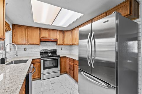 Tiny photo for 832 La Loma Drive, Medford, OR 97504 (MLS # 220211820)