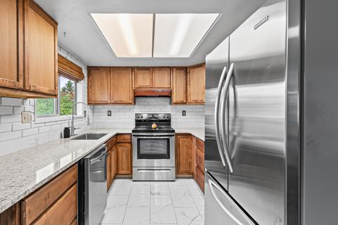 Tiny photo for 832 La Loma Drive, Medford, OR 97504 (MLS # 220211820)