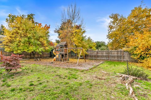 Tiny photo for 832 La Loma Drive, Medford, OR 97504 (MLS # 220211820)