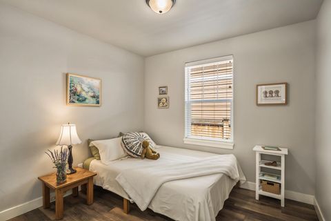 Tiny photo for 2721 NE Black Oak PL, Bend, OR 97701 (MLS # 220221311)