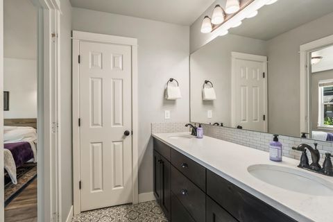 Tiny photo for 2721 NE Black Oak PL, Bend, OR 97701 (MLS # 220221311)