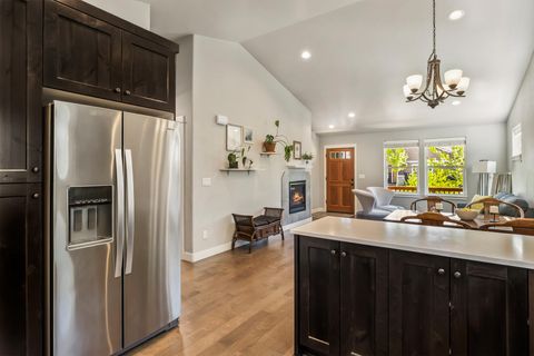 Tiny photo for 2721 NE Black Oak PL, Bend, OR 97701 (MLS # 220221311)