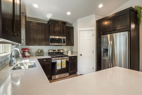 Tiny photo for 2721 NE Black Oak PL, Bend, OR 97701 (MLS # 220221311)