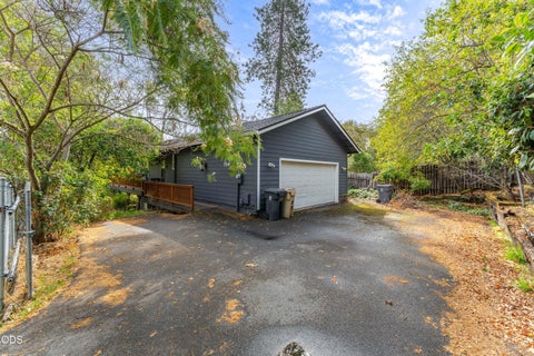 Photo of 759 NW Bellevue Place, Grants Pass, OR 97526 (MLS # 220228885)