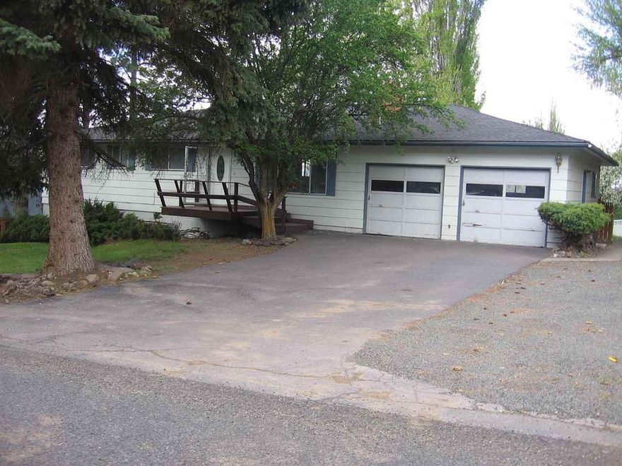 Good Find In Beautiful Moyina Heights! Large Home Needs Some Tlc So Roll Up Your Sleeves And Make This Home Shine! Daylight Basement Has Family Room, Bath And 5th Bedroom Or Could Be A Study/Den. Nice Backyard Is Fully Fenced.This Is A Fannie Mae Home Path Property. Seller Has Requested That All Offers Be Made Directly Thru The Homepath.Com Website. Only Realtors Are Eligible To Submit Offers. All Information Contained In The Mls Data Sheet Was Gathered From Public Sources. The Buyer Will Be Solely Responsible For Determining The Accuracy Before Relying Upon This Information.