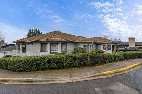 Photo of 1415 NE Heritage Drive, Grants Pass, OR 97526 (MLS # 220213824)