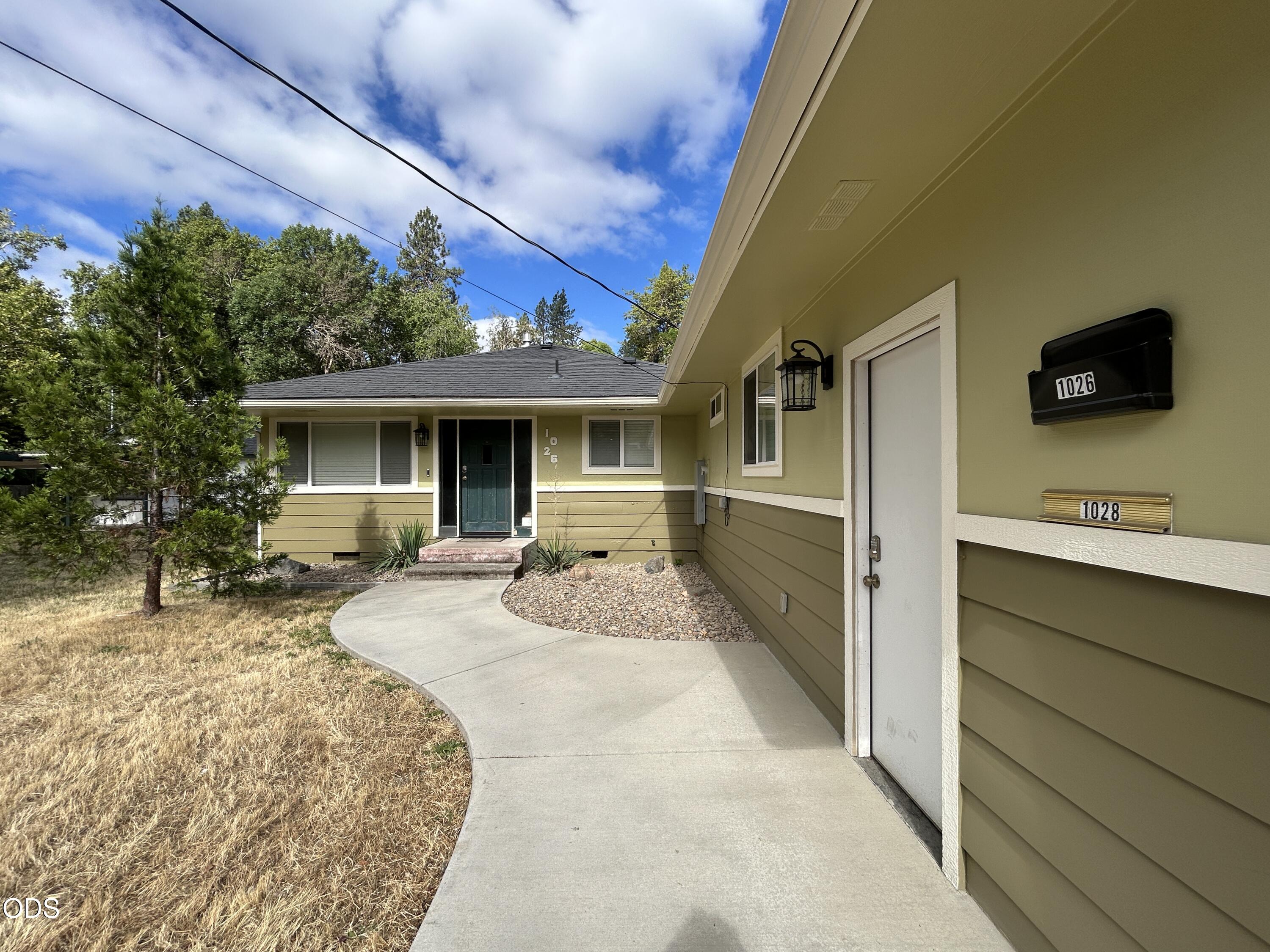 Photo 1 of 25 — 1024 NW Hawthorne Avenue, Grants Pass, OR 97526