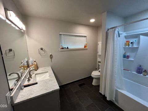 Tiny photo for 1024 NW Hawthorne Avenue, Grants Pass, OR 97526 (MLS # 220224347)