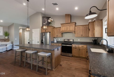 Tiny photo for 326 SW Kennedy Way, Grants Pass, OR 97526 (MLS # 220227418)