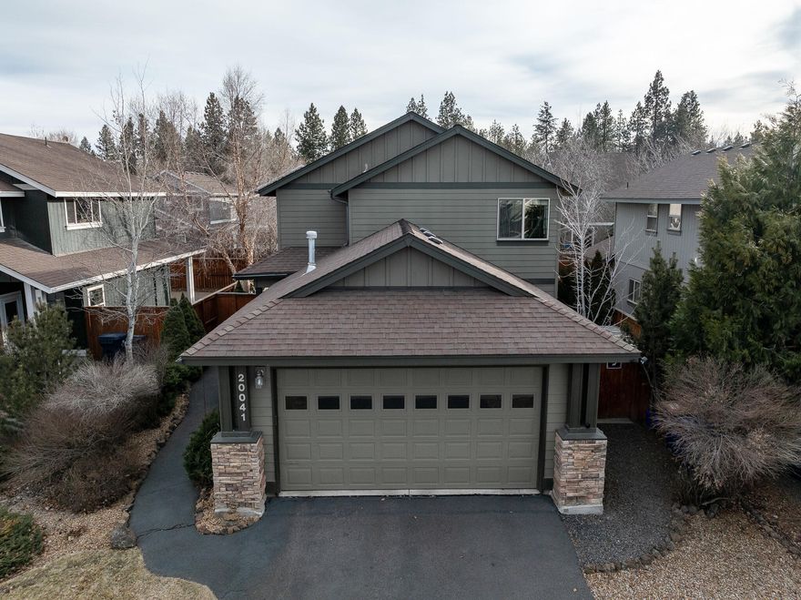 Charming and well cared for 3 Bed, 3 Bath home on Bend's West Side! 1,591 Sq Ft of living space, laid
out in an Open Concept floor plan. New LVP flooring throughout the Main Level. Upstairs Primary
Suite with Large Tile Shower. Fenced back yard. Conveniently located close to many amenities on
Bend's West side of town. Great opportunity in Bend.