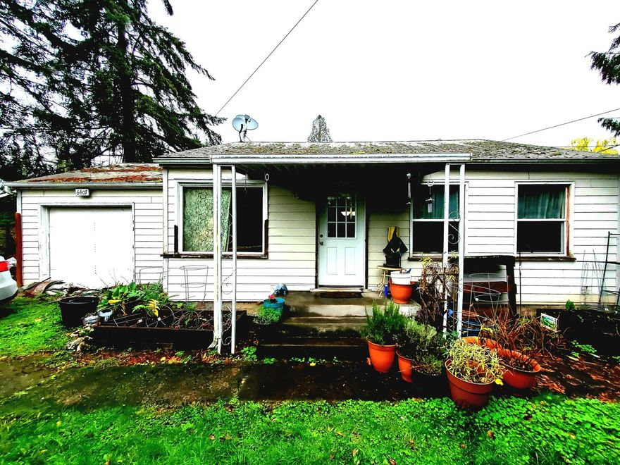 This is a cute little bungalow style home with tons of potential. Large lot allows room for expansion. A beautiful outdoor living space could be created in this back yard backing up to the Creek. The home itself has original hardwood floors throughout that are in good condition. Coffered ceilings with crown molding in the living room add tons of character. 2 nice sized bedrooms and the garage has potential to be additional living space.