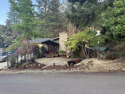 Photo of 802 Beach Street, Ashland, OR 97520 (MLS # 220216761)