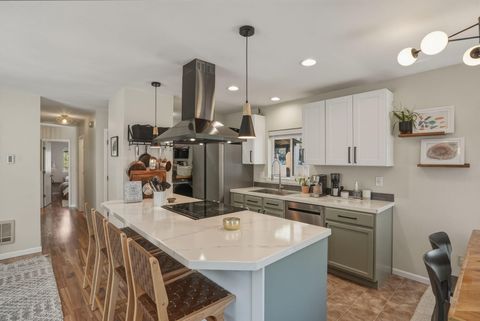 Tiny photo for 55601 Swan Road, Bend, OR 97707 (MLS # 220217539)